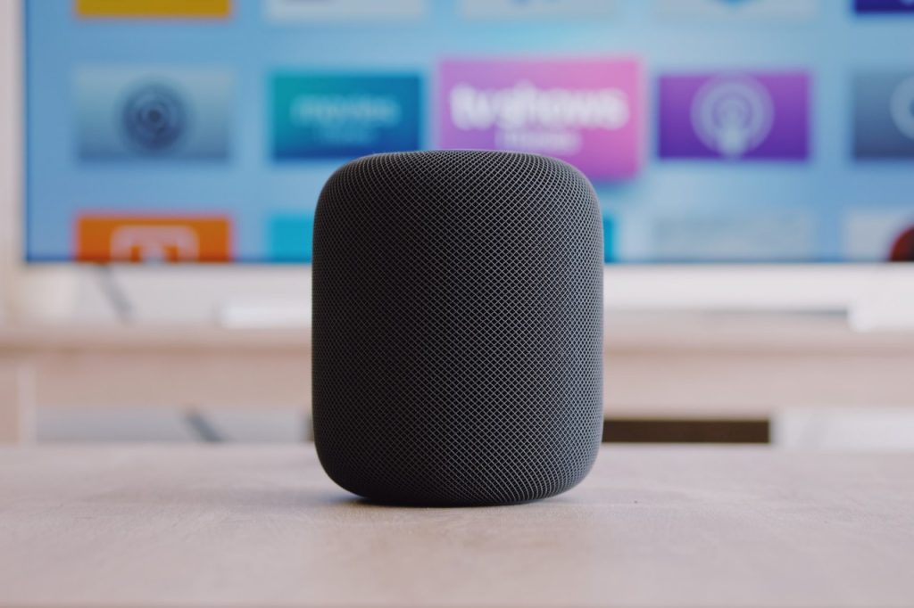 Apple Homepods on Desk